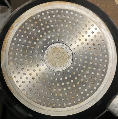 Pfanne Unterseite Nussschalen gereinigt