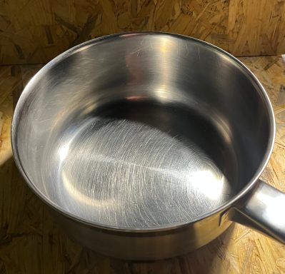 Edelstahltopf Nussschalengereinigt